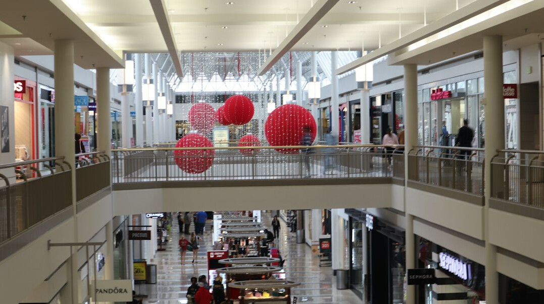 undercover detective in mall